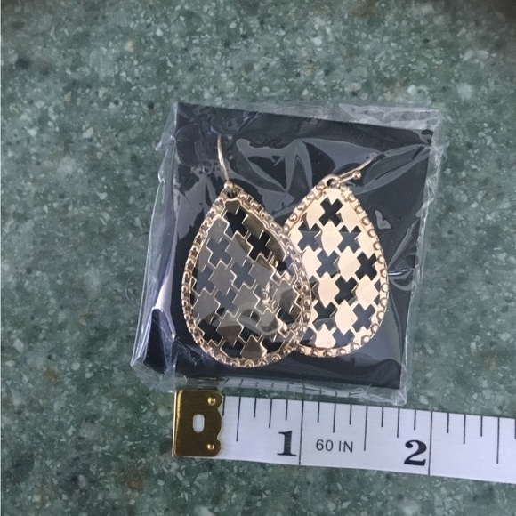 Avon Uniquely Designed Goldtone teardrop earrings - Picture 6 of 8